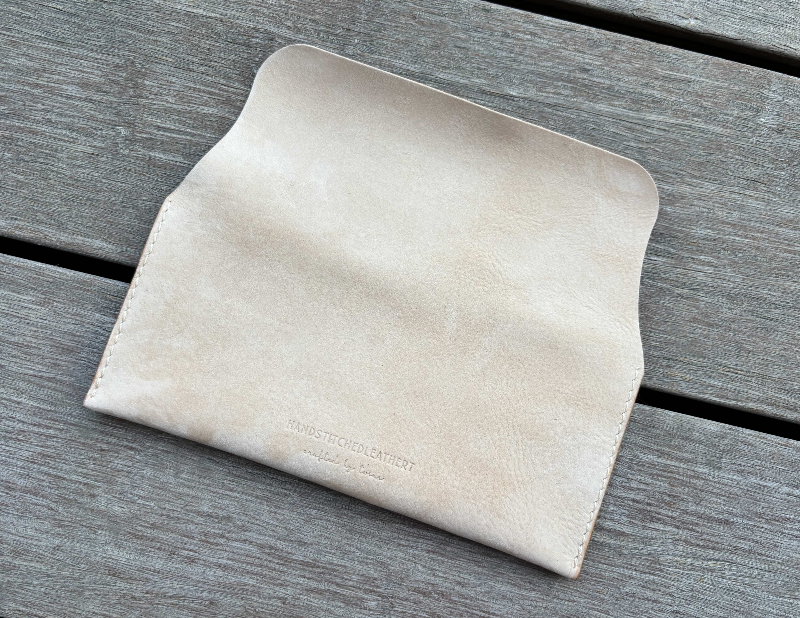 Slide – Leather horizontal long wallet with strap closure - Image 3