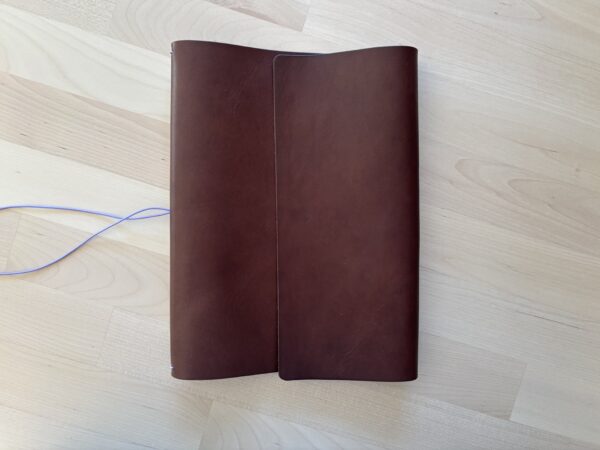 Classic trifold leather journal - Image 23