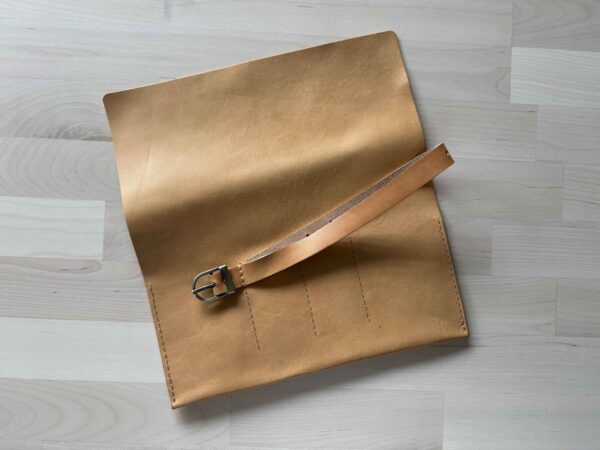 Pen roll with buckled belt closure - Image 9